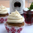 Cupcakes golosi con cioccolato bianco e ciliegie sciroppate