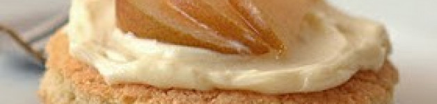 Tartellette di pasta sablée con crema al mascarpone e pere al moscato